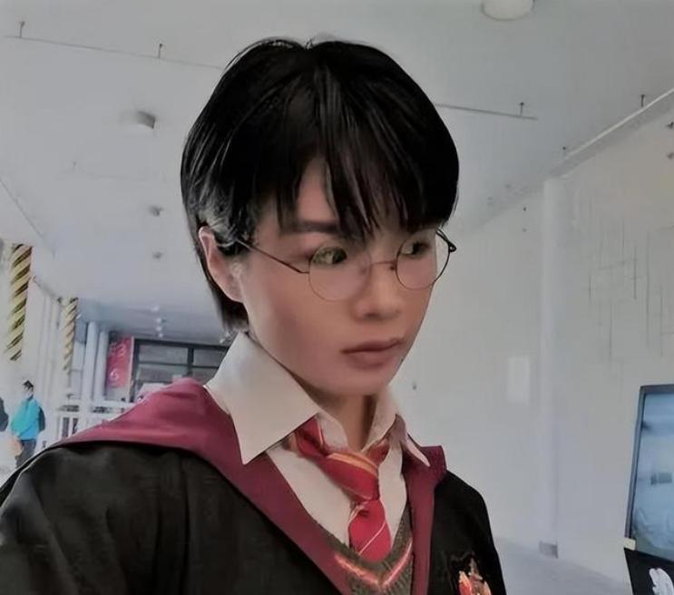 “反华妖女”许可馨，回国后叫嚣无人敢动她，如今下场简直大快人心！
 
2020年