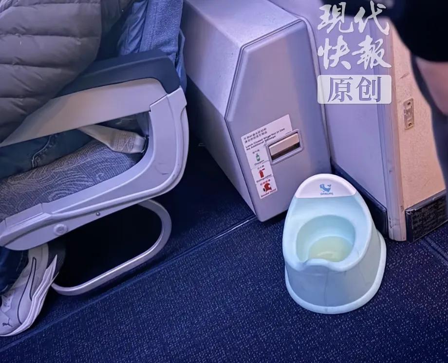 北京飞旧金山国航航班上，有女乘客让孩子在飞机过道排便，机组人员看到竟然未阻止！一