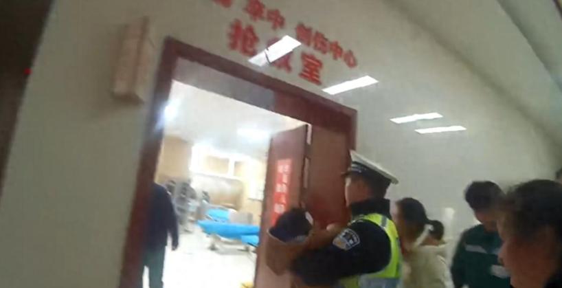 荆州交警紧急开道 护送高烧昏厥儿童就医 与时间赛跑护平安
家里有孩子的都懂，孩子