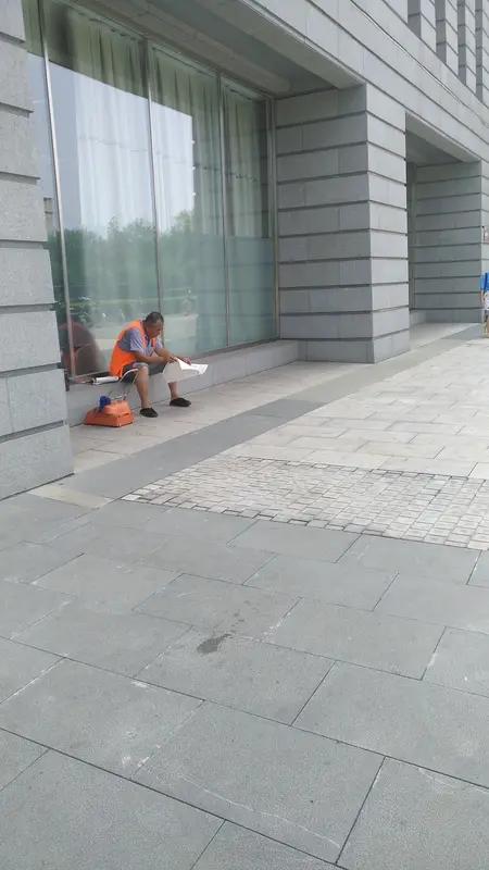 近日，一段杭州图书馆多年前回应市民投诉的视频再度走红网络。当时有市民对馆内出现流