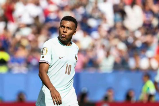 2-0 零封摩洛哥！世界杯首支四强球队正式出炉，法国队攻防拉满状态火热，冠军相藏