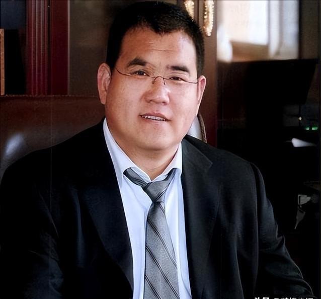 汶川地震时，一位百亿富豪捐款3000万元，然而在抗震救灾的晚会上，他却临时变卦，