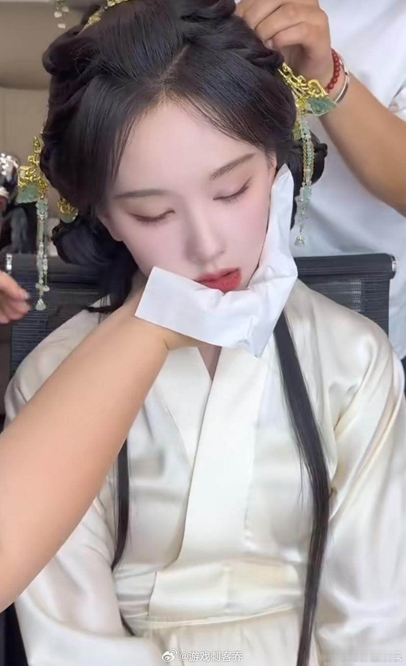 合作化妆师为陈都灵发声化妆师分享陈都灵睡着幕后近日，发布化妆时睡着的视频，引发热