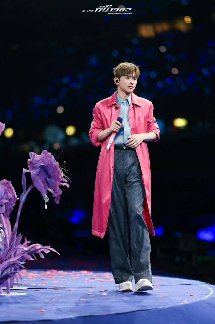 张杰演唱会上邀请粉丝上车 一整个被震撼到！张杰演唱会talk环节突然喊粉丝上列车