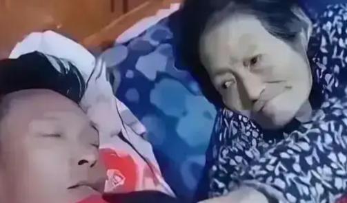 2023年，男子伺候病危的母亲，由于太疲倦睡着了，醒来时，发现母亲已经走了。回看