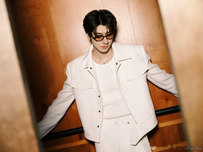 林一全白墨镜look，谁懂这个林一清爽白色系造型的含金量啊，妥妥的潮男清爽味，一