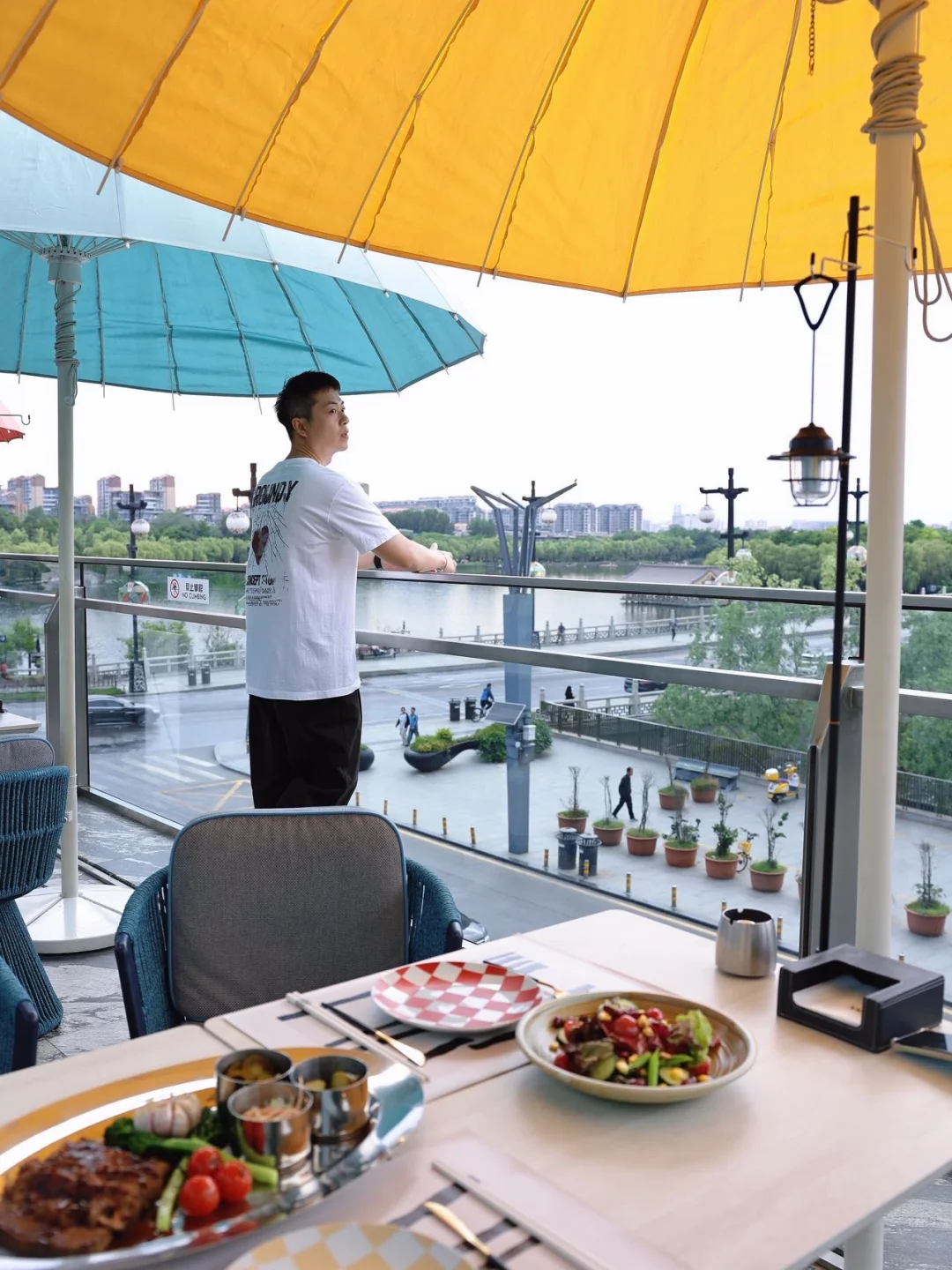 美爆了🌅西安南湖边的“蓝调时刻”
