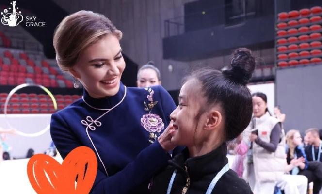 别再盯着绯闻揣测了！普京选中卡巴耶娃，从来不是宫闱戏码，而是给俄罗斯的文化战车，