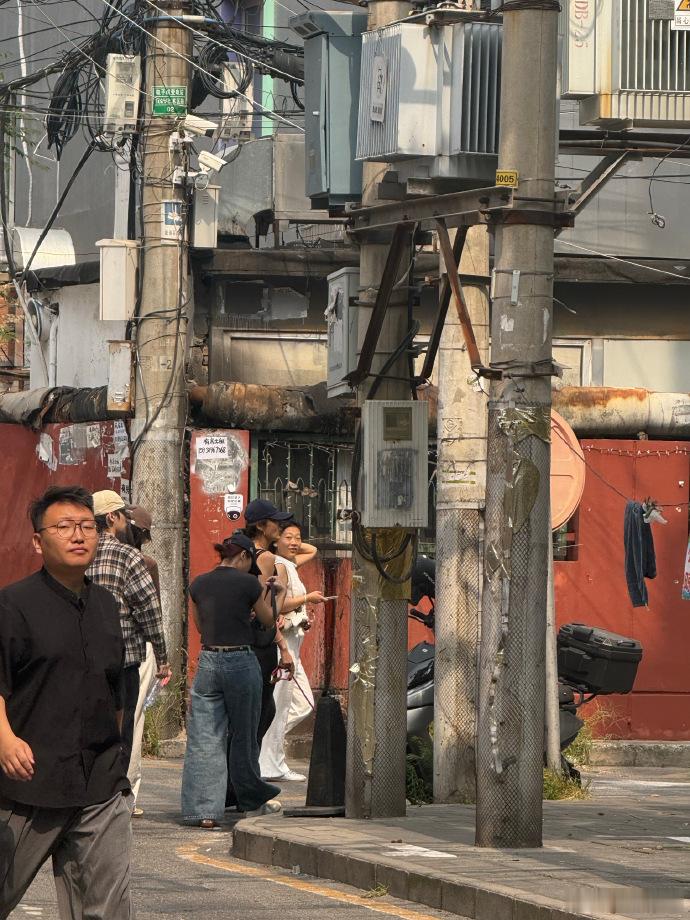 路人看到腊肠才敢确认是孙千路人靠孙千的小狗认出孙千 网友在北京街头偶遇孙千，匆忙