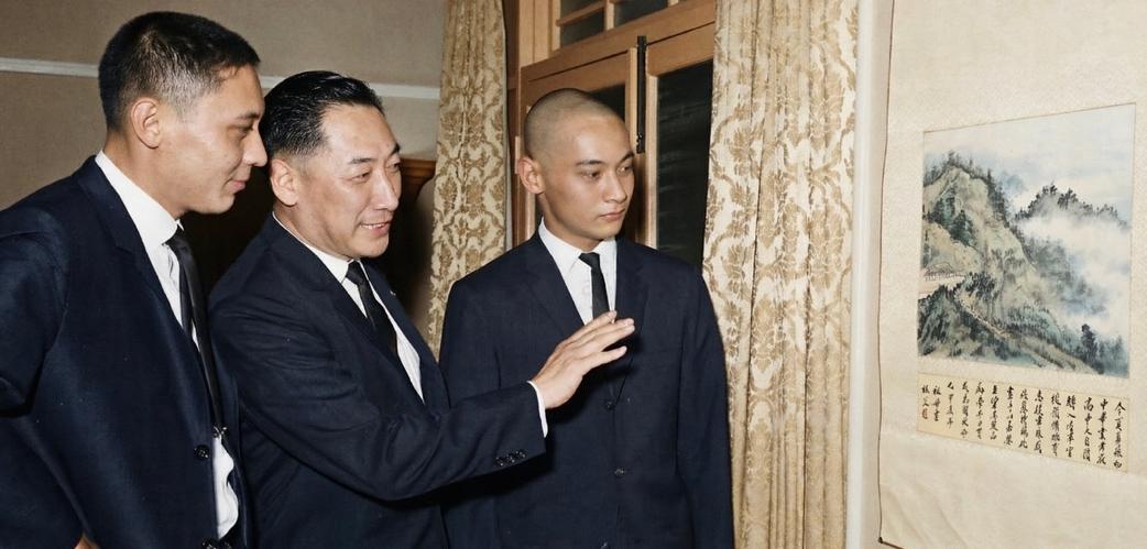 1964年的一张老照片，蒋经国三子蒋孝勇与大哥蒋孝文，还有叔叔蒋纬国，一同观赏一