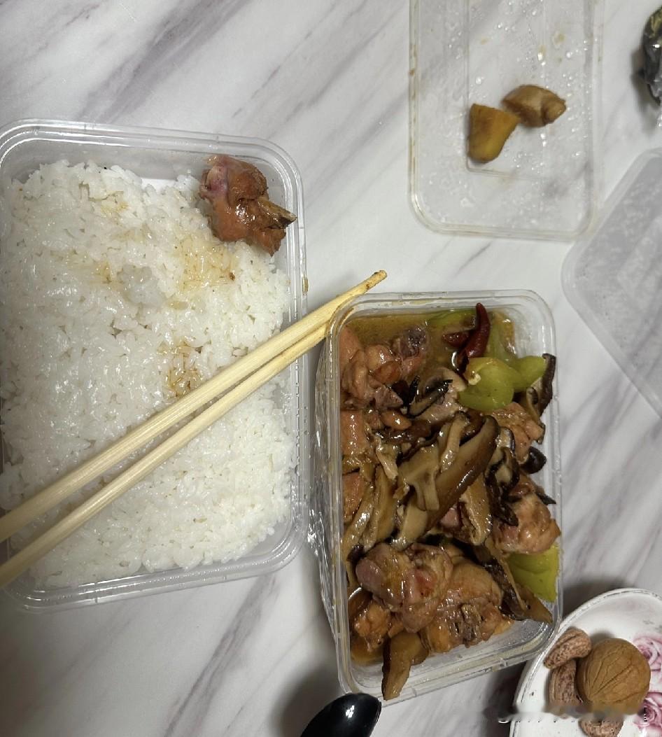 现在外卖卫生真的一言难尽！
昨天点餐吃出异物，瞬间没胃口。

我第一时间拍照留证