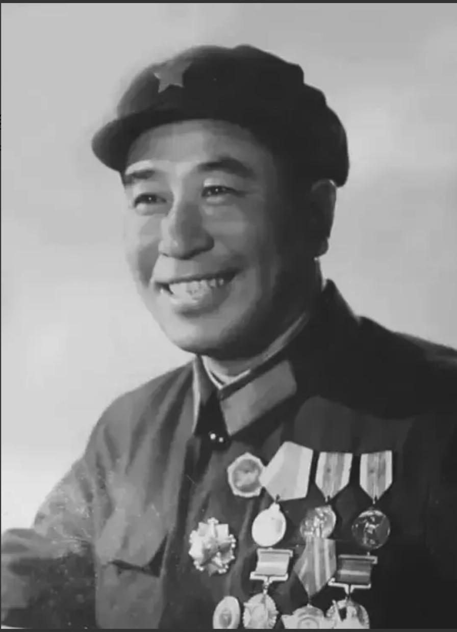 1951年，7名志愿军被包围，危急时刻，一名19岁的司号员，爬出战壕，吹响军号，