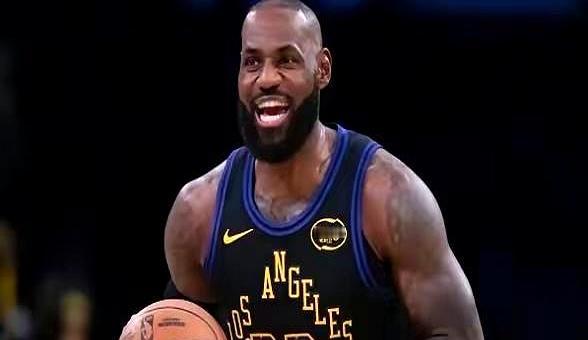 詹姆斯复出两场反差感拉满，球迷的“甜蜜抱怨”直接炸锅！  
 

首战对阵爵士，