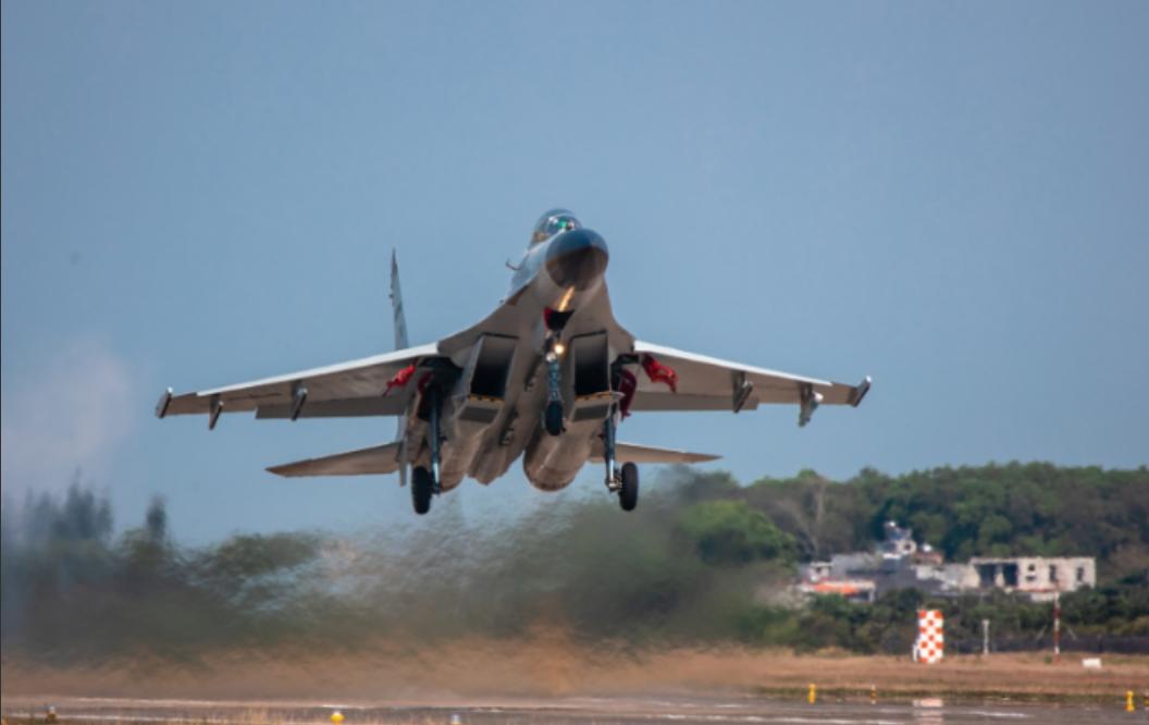 中国空军亮相南海！美军侦察机在南海转悠时，迎面而来的中国战机总不是传说中的隐身杀