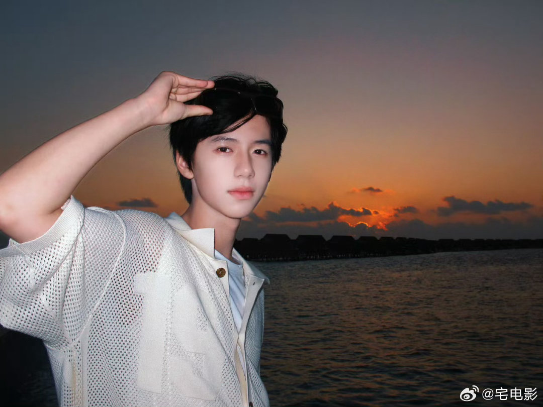 林子烨像张凌赫生的 林子烨和张凌赫的相似度也太高了，简直像一个模子刻出来的 