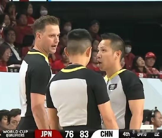 和昨晚对战日本男篮吹罚的3名裁判相比，我们的闫军、杨宏峰和崔哲雄这3名裁判被取消