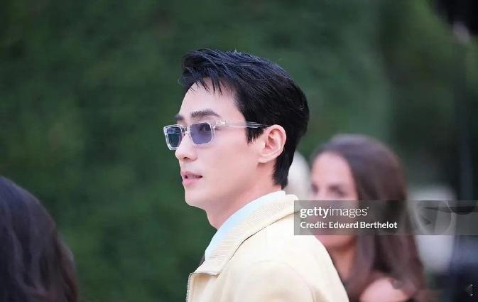 朱一龙找文班亚马合影朱一龙时装周G社出图 时装周名场面新鲜出炉，朱一龙主动和文班