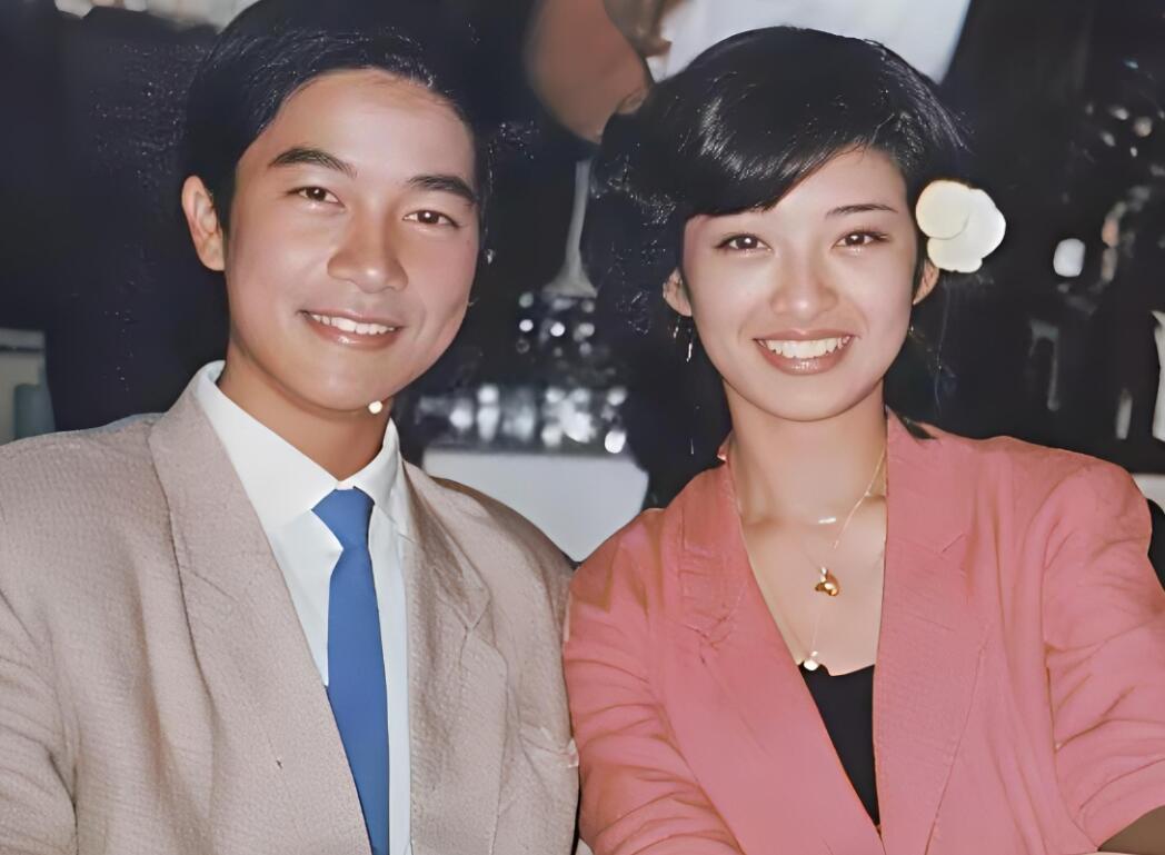 右边穿浅粉西装外套的是美女山口百惠，她笑容灿烂，看来跟帅哥的合影真是开心啊，旁边