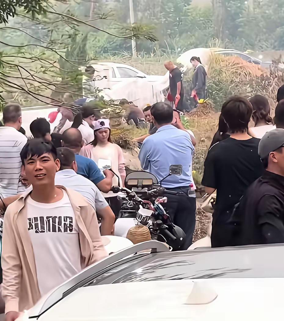 全红婵这波操作，真得给个大写的赞。
 
奥运冠军又怎样？到了清明，照样穿着轻便的