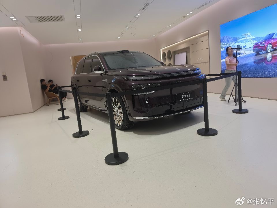 奕境X9今天都进店了吧，看销售们已经开始发实拍了。新能源汽车﻿