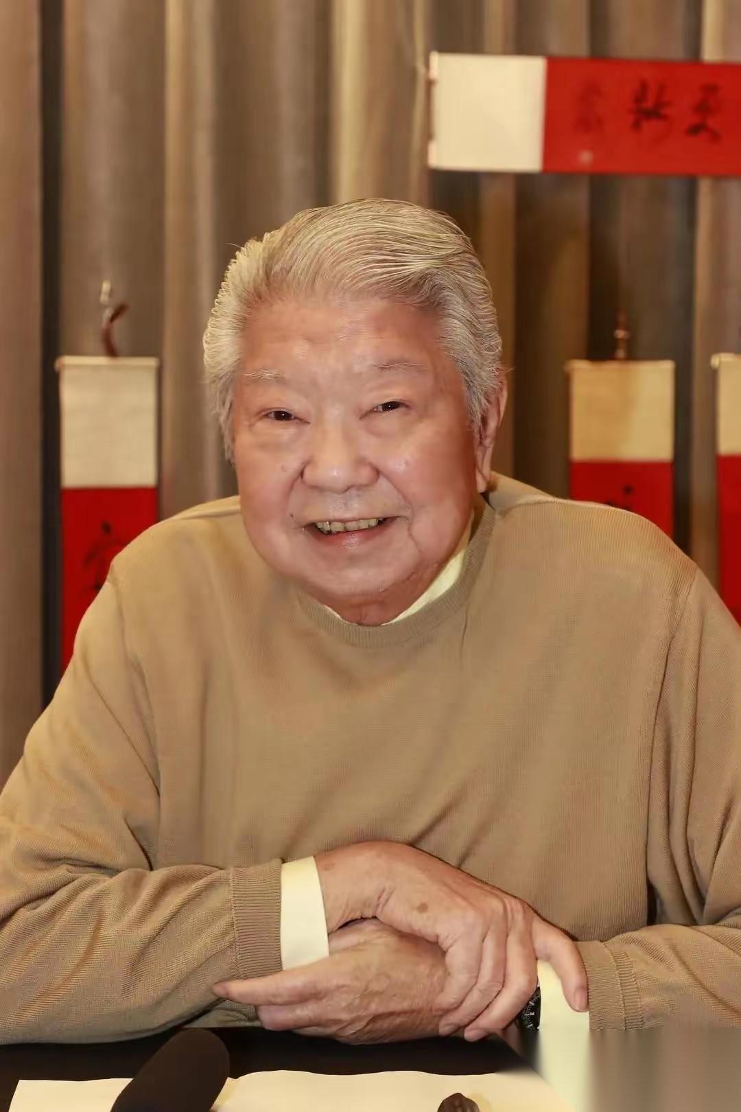 蔡澜曾说：你永远不知道有钱男人的私生活到底有多乱，左拥右抱是标配，三妻四妾是常态