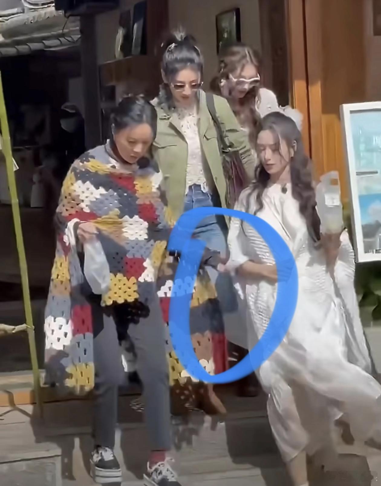 徐艺洋怀孕下楼梯那英扶了她一把徐艺洋黄子韬官宣生子后，网友回看综艺，发现那英录制