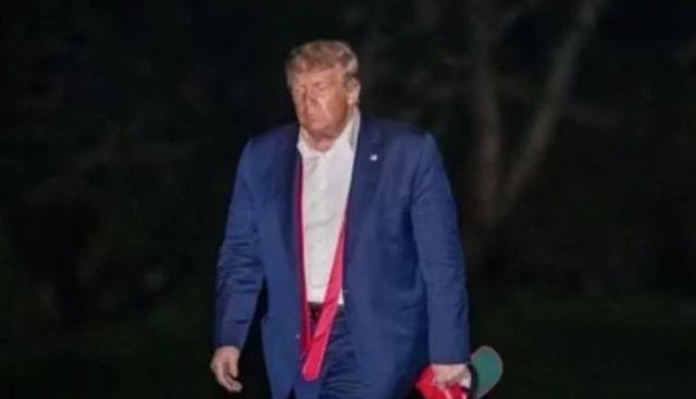 选情对特朗普越来越不利。

一方面，摇摆州的民调哈里斯处于上升势头，特朗普正好相