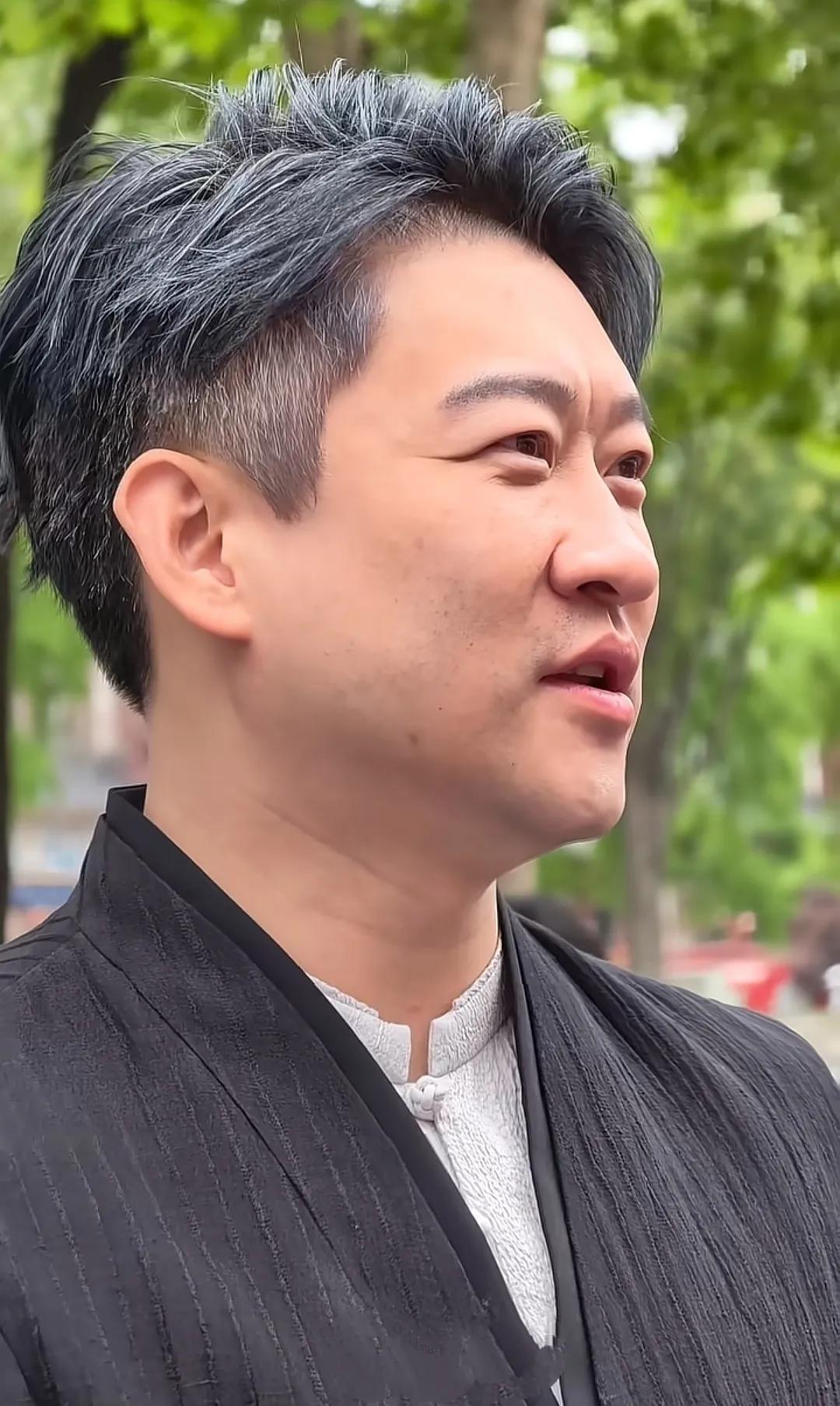 他还是挺有才的吧

离开了师傅如今也很出彩

青丝变白发，也是40几岁的人了