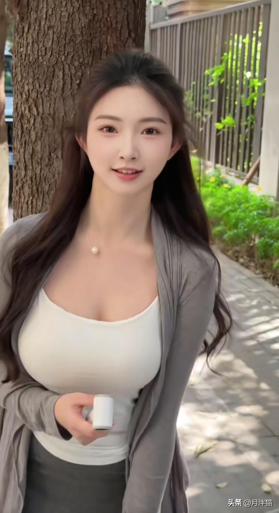 春日，阳光正好，金黄的光芒倾洒在大地上，宛如给世界镀上了一层金。此时，一位文艺清