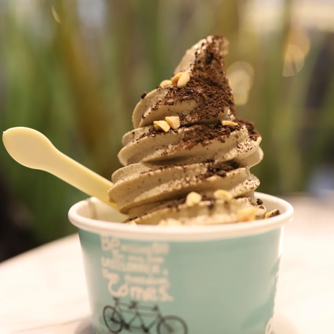 周末哪里玩？K11网红店CHALI茶里打卡，大红袍冰淇淋茶香味浓郁，很适合我们男