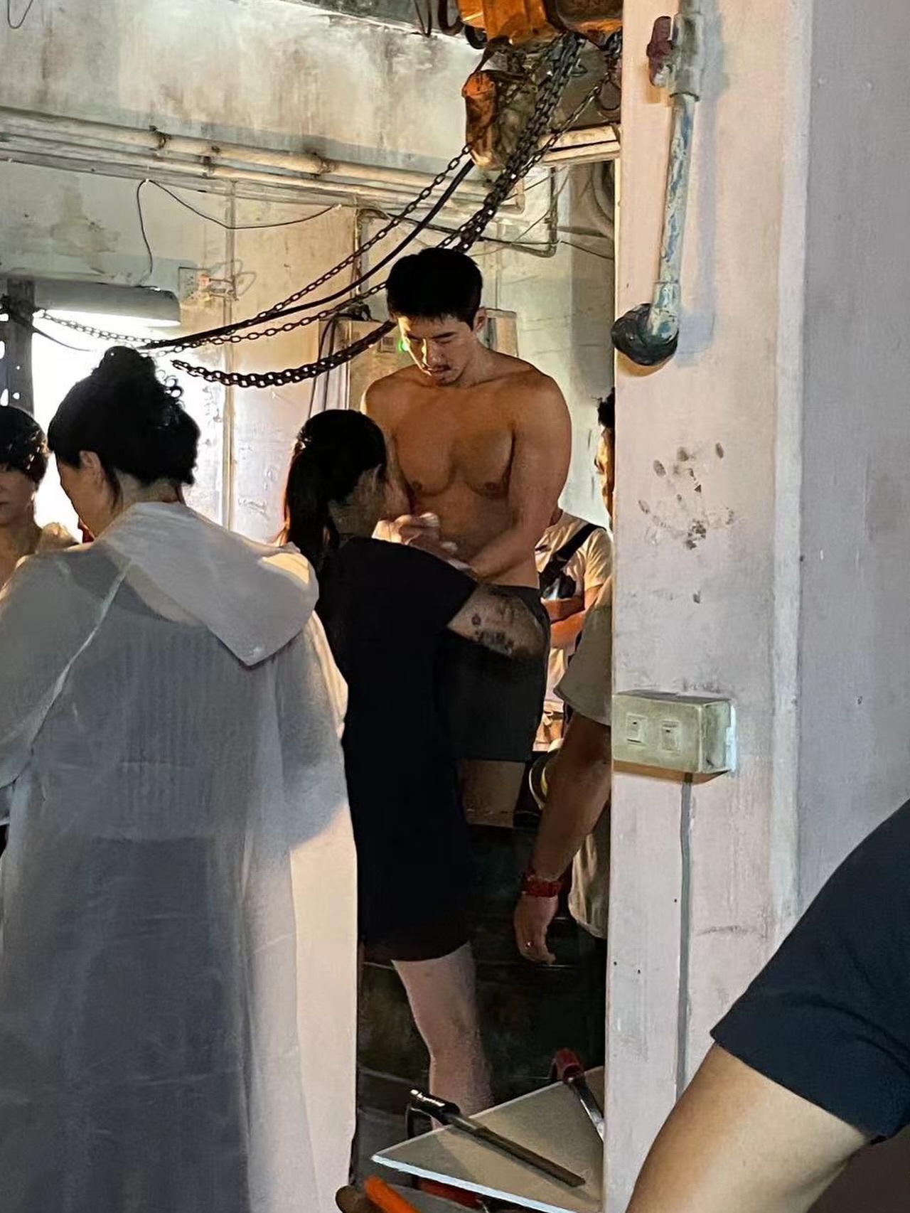 傅孟柏分享回魂计拍摄花絮：「一个几乎没穿衣服的冬天🤣」 ​​​