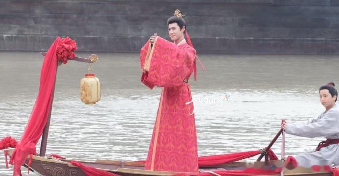 李昀锐尚公主红衣婚服路透李昀锐尚公主言尚婚服路透李昀锐言尚红衣婚服路透，气质温润