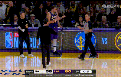 裁判的理由是，湖人没有在哨响30秒内发出挑战信号。根据规则，若在强制暂停期间，球