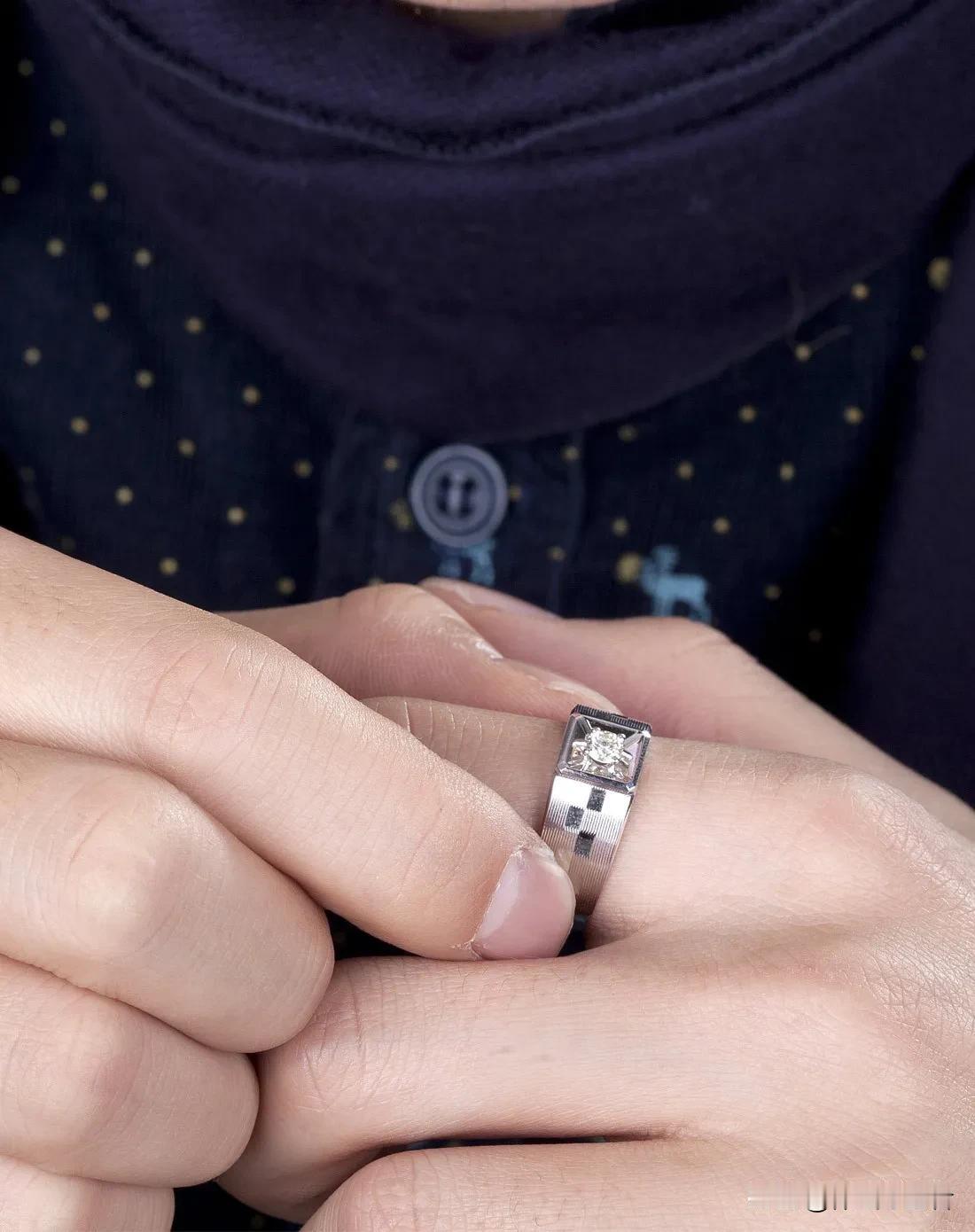 成功男人几个让自己减分的骚操作：
1，手上戴大钻戒或者大金戒指，戒指越大越俗气。