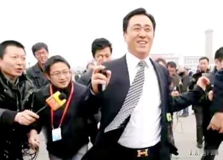 任谁也不敢相信下面这两张图片中的人，竟会是同一个人——许家印！

雪白衬衫打领带