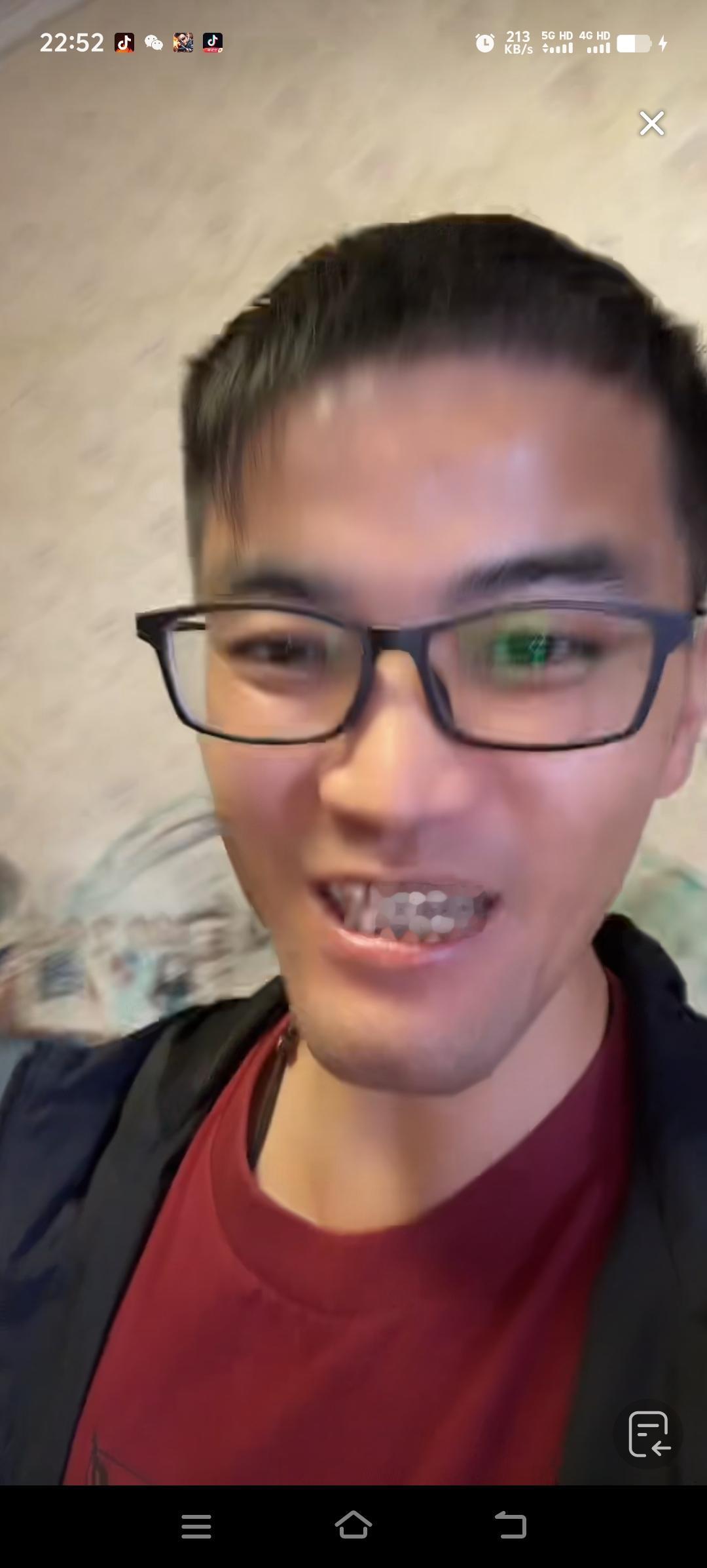 爱笑的孩子运气不会差，即使郁豹豹遇到再大的困难，他也没有向自己的命运低头，这段时