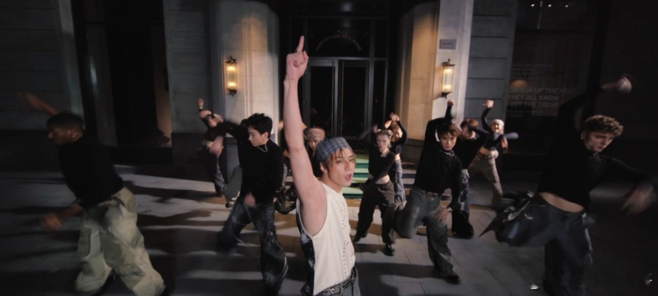 刘耀文舞蹈版MV来了，湿发从灰黑格纹头巾边缘漏出来，白背心领口垂出松弛的弧度，痞