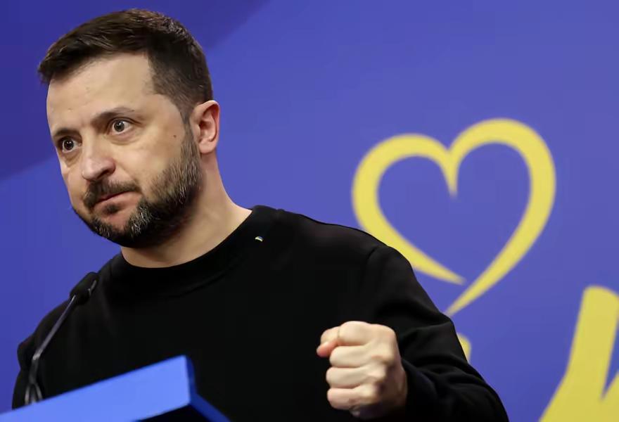 基辅时间4月20日，泽连斯基现身国家电视台直播访谈。

他没了以往面对西方媒体的