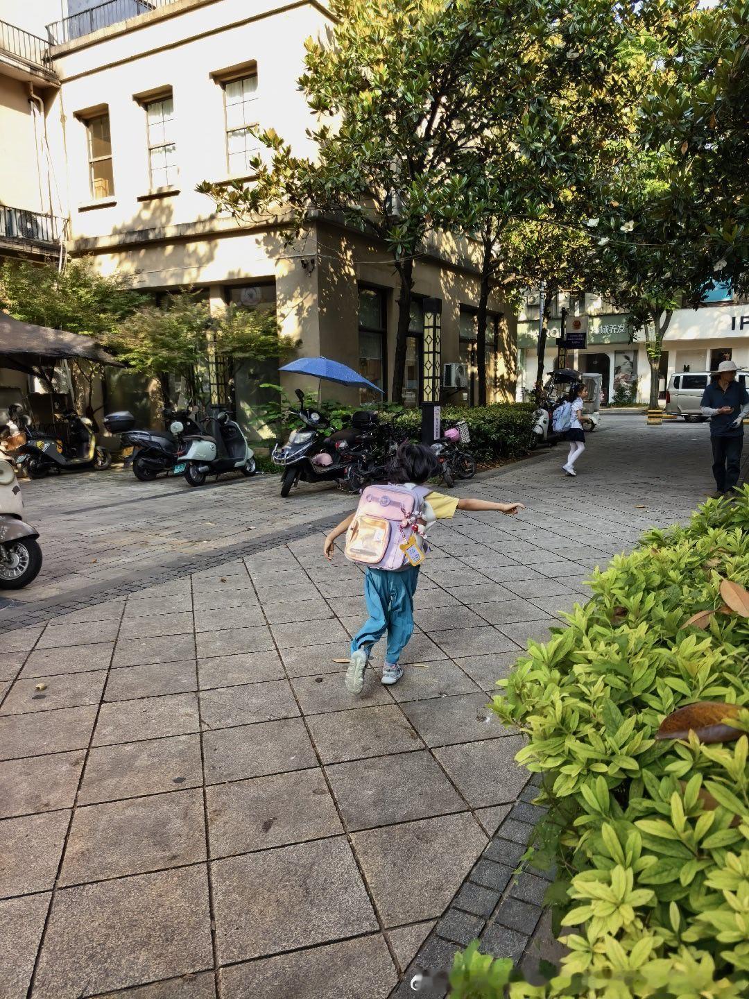 上学啦！院子里遇到一个小豆丁 可可爱爱❤飞奔上学团妮娜一家饭团团日常