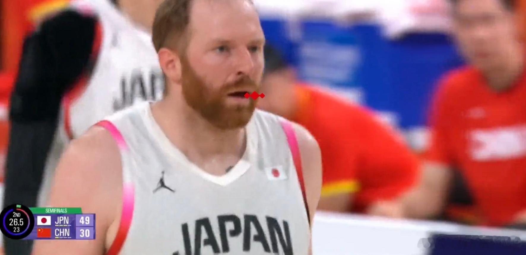 中国男篮半场落后19分 中国男篮30-49日本男篮，篮板球居然是对方占优。中国男