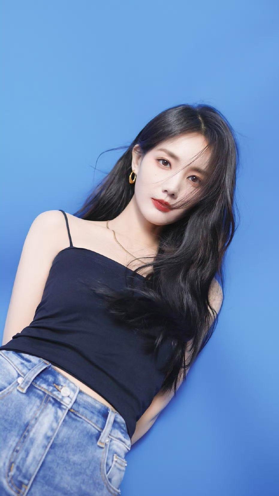 李一桐这组氛围感写真封神了！吊带配牛仔美到失语！

谁能拒绝李一桐的氛围感杀！黑