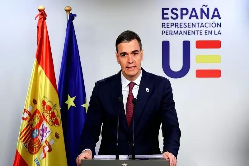 西班牙首相桑切斯，凌晨直接开了个记者会。
对着全世界的面，把特朗普那个“和平委员