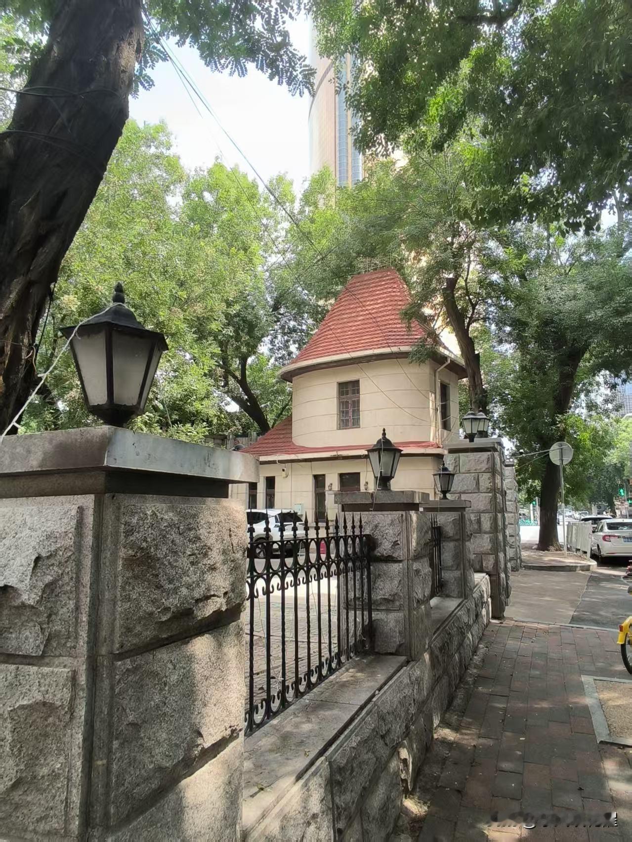 在浦口道与大沽南路交口，这幢德国花园式风格建筑，是王郅隆旧宅。
王郅隆，是天津津