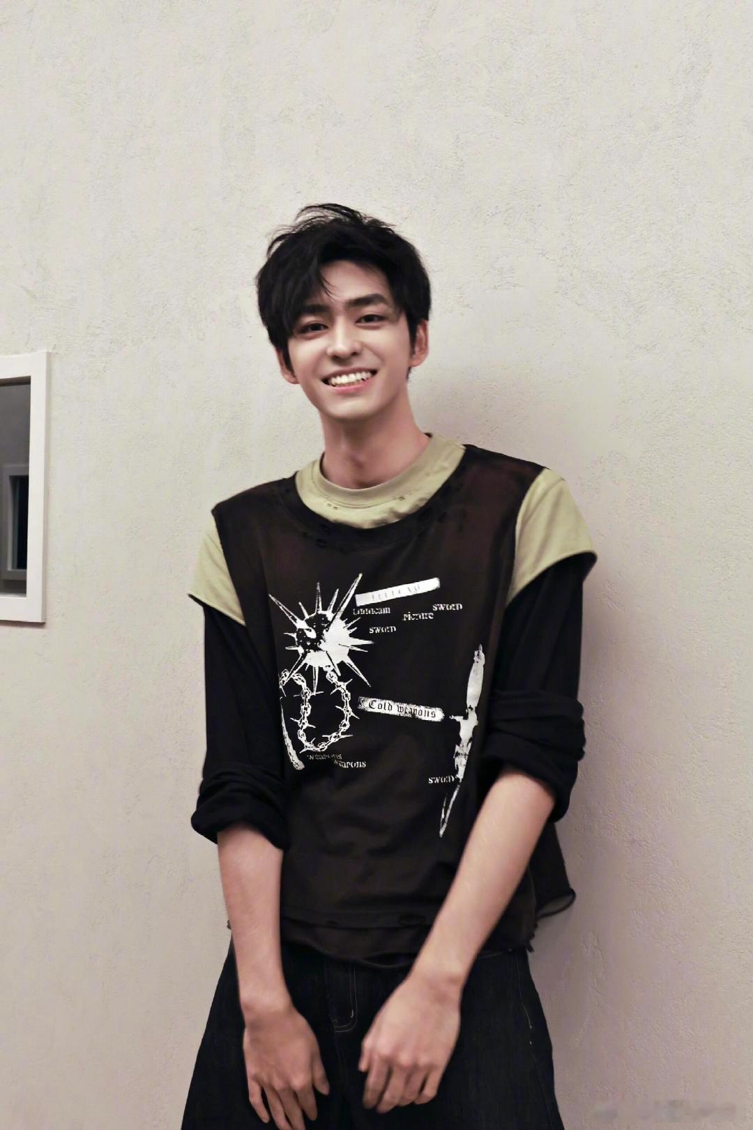 张卓尔资源声鸣远扬 跨年夜唱响《我管你》，摇滚爆发力直击人心，张卓尔的舞台永远热