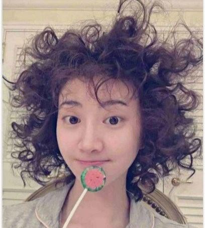 四大美女angelababy杨颖、景甜、迪丽热巴、关晓彤演绎同款爆炸头造型，不同