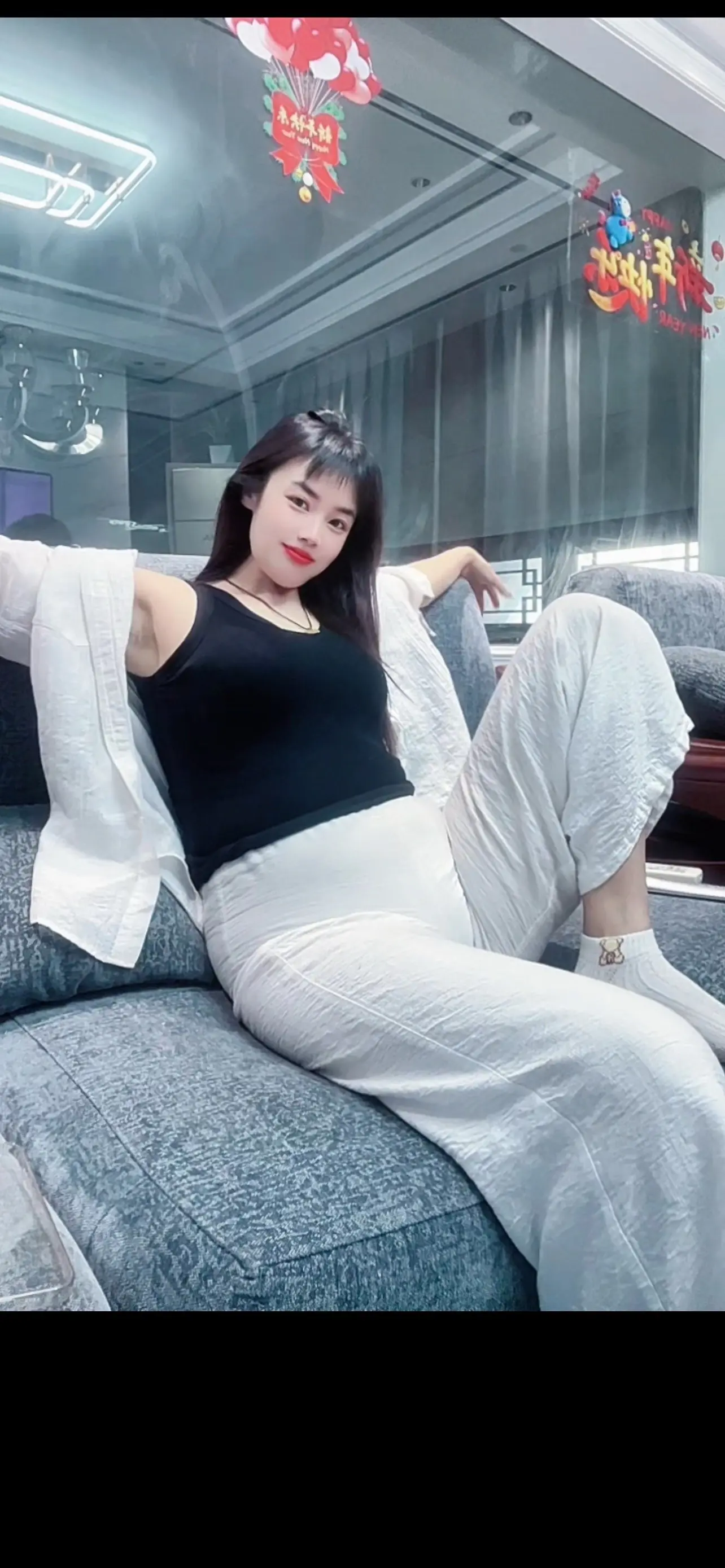 渐渐的，我不再期待任何人和任何事，怎样都行，我的心越来越平静，不动声色...