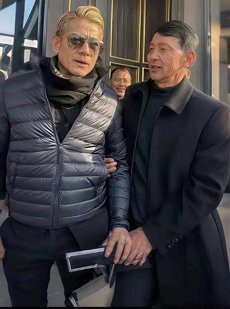 60岁的郭富城站在岳父旁边，居然管一个59岁的男人叫爸，全场都傻了。 你以为他岳