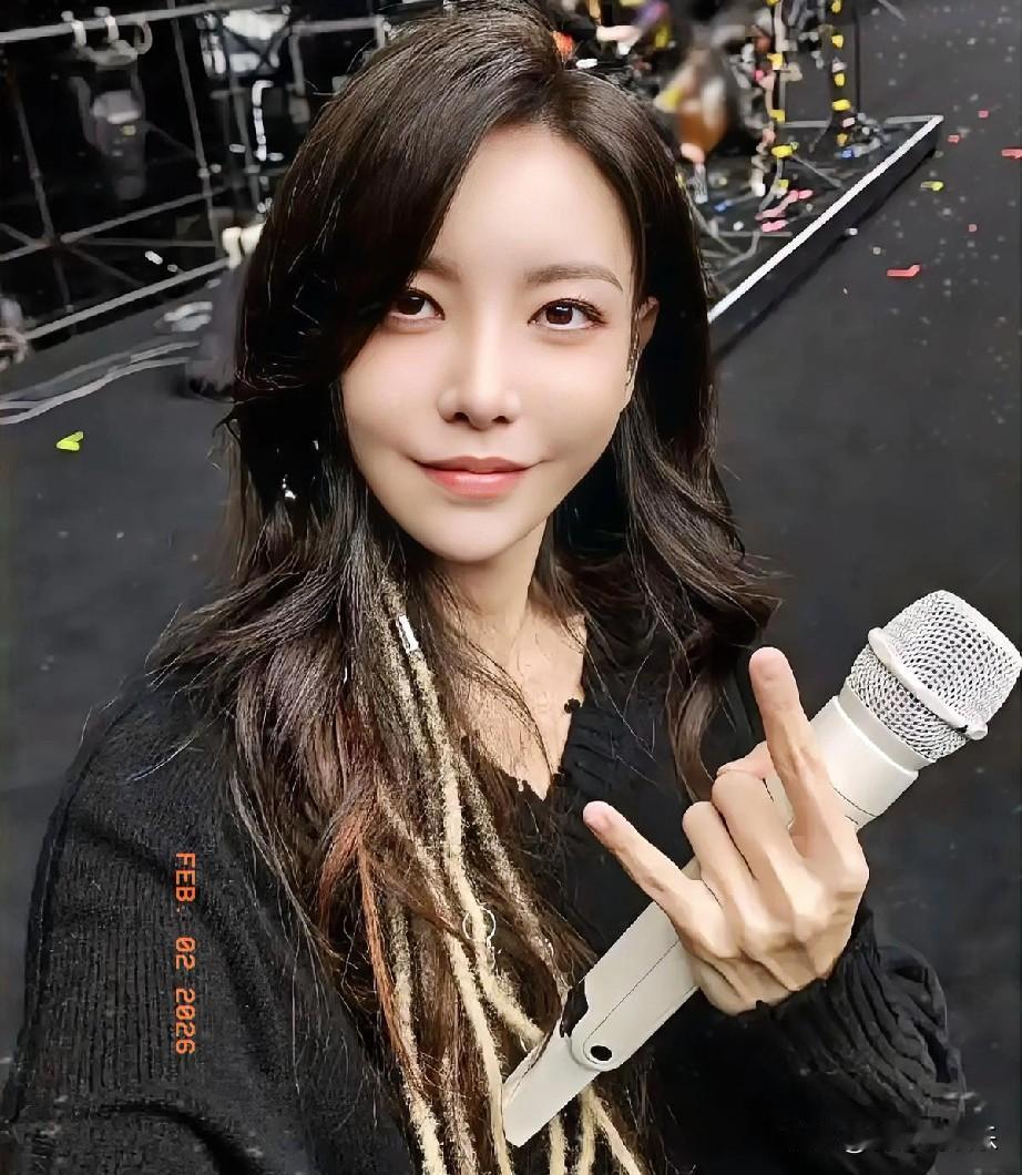 突发！于文文户外演唱时猝然倒地，现场画面引全网揪心
 
2月1日晚，贵州安顺一场