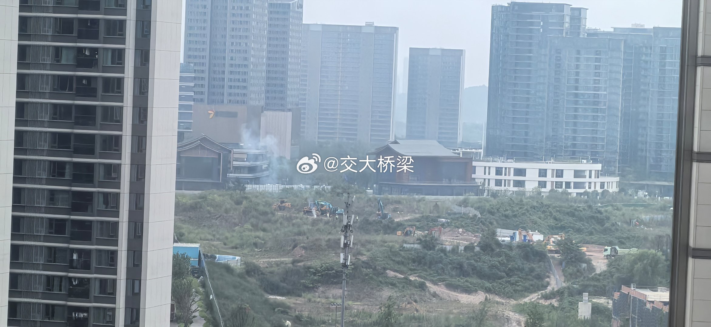 早上8点放鞭炮开工人字绿廊，目前3台挖机在动。 