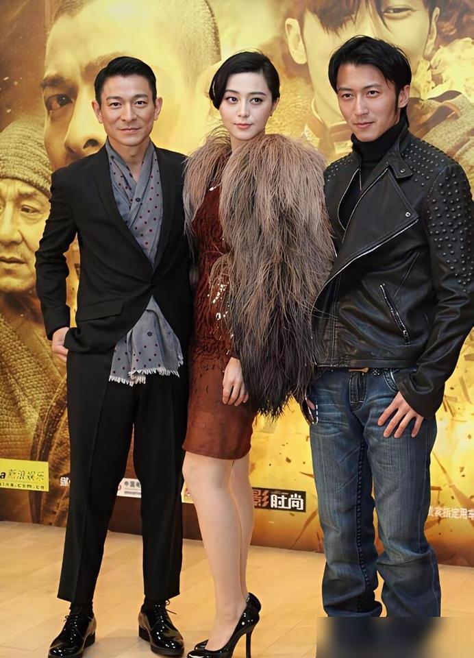 64岁刘德华同框谢霆锋，那道刀刻般的下颌线，看得我后背发凉。你以为这叫老天赏饭，